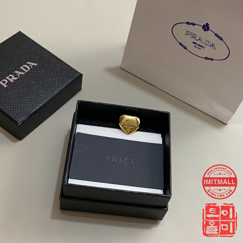 prada_xxxxx_big_00005.jpg