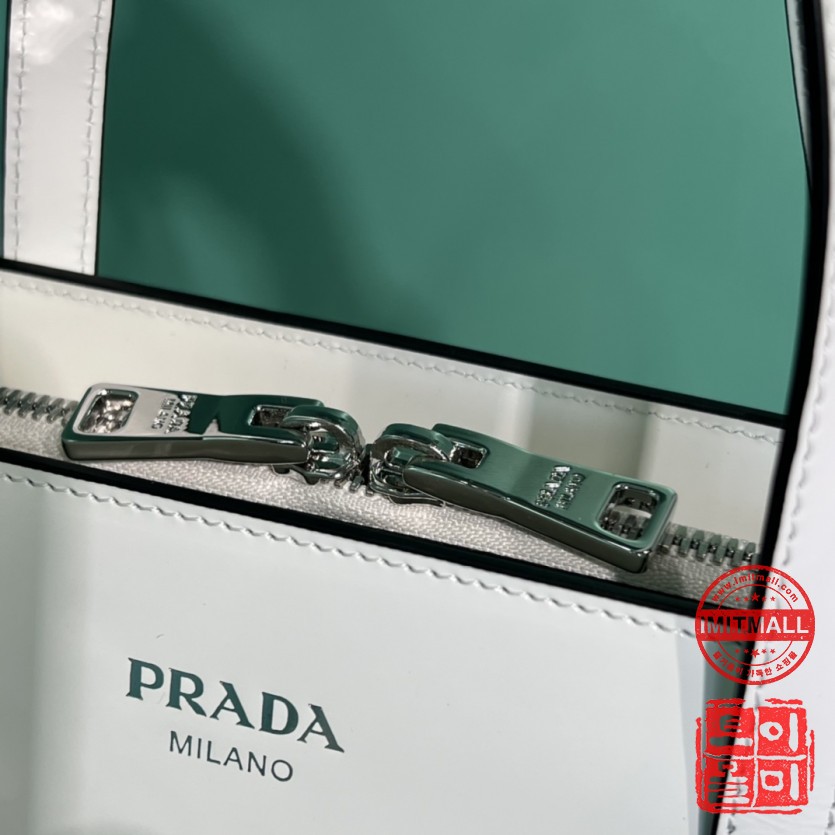 prada_xxxxx_big_00005.jpg