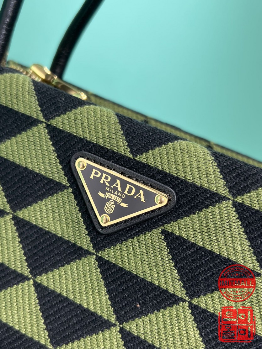 prada_xxxxx_big_00006.jpg