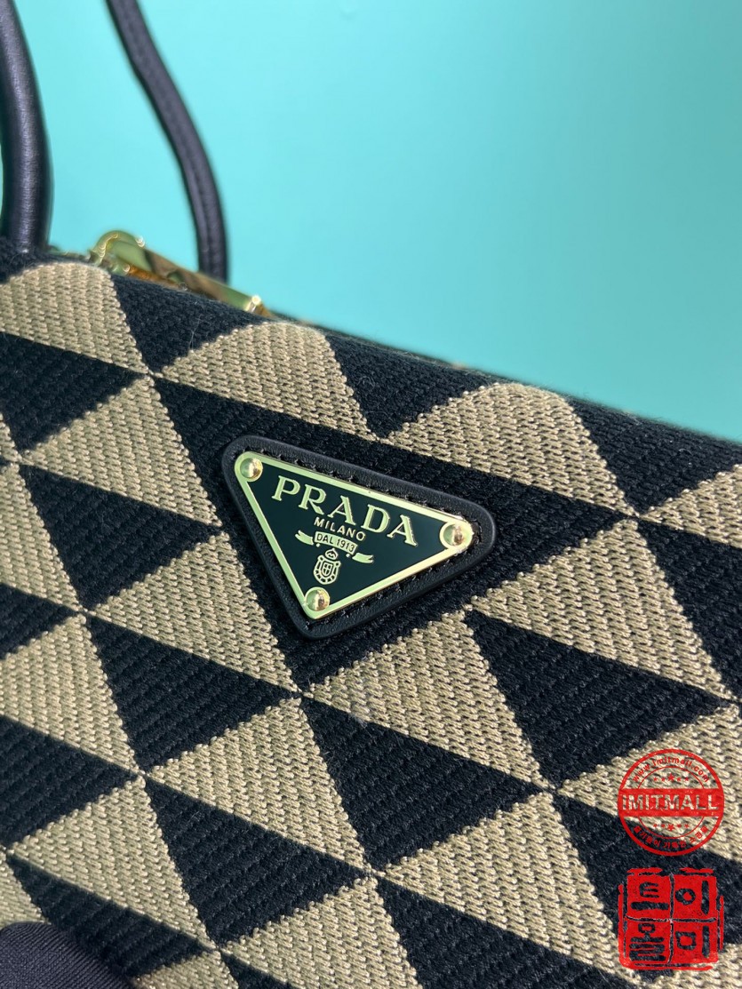 prada_xxxxx_big_00005.jpg