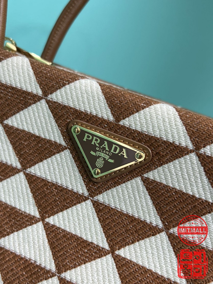 prada_xxxxx_big_00005.jpg