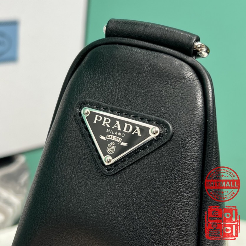 prada_xxxxx_big_00011.jpg