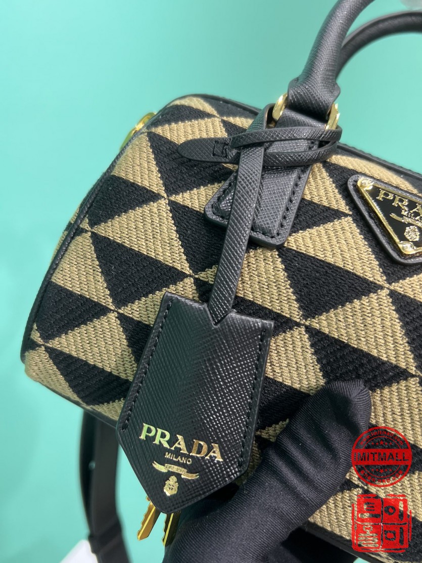 prada_xxxxx_big_00005.jpg