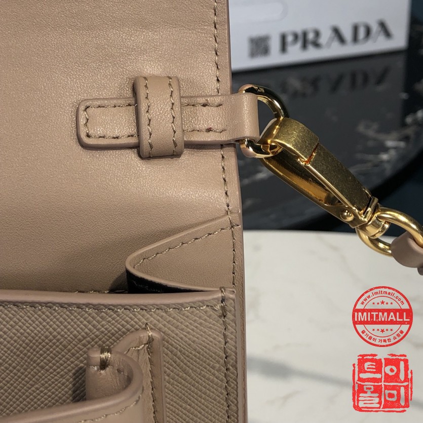 prada_xxxxx_big_00005.jpg