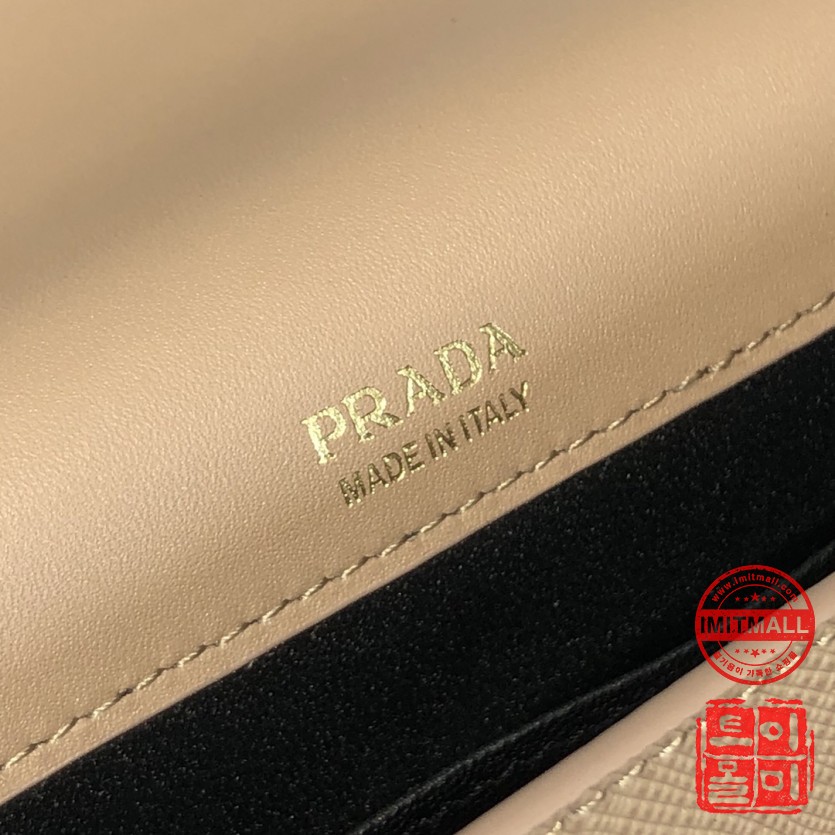 prada_xxxxx_big_00008.jpg