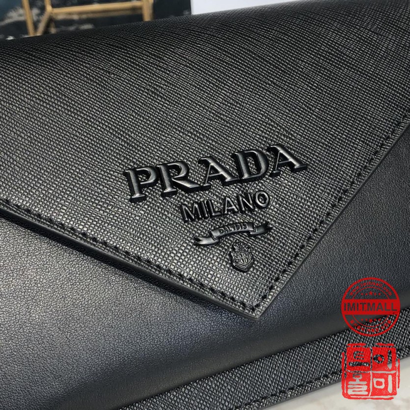 prada_xxxxx_big_00005.jpg