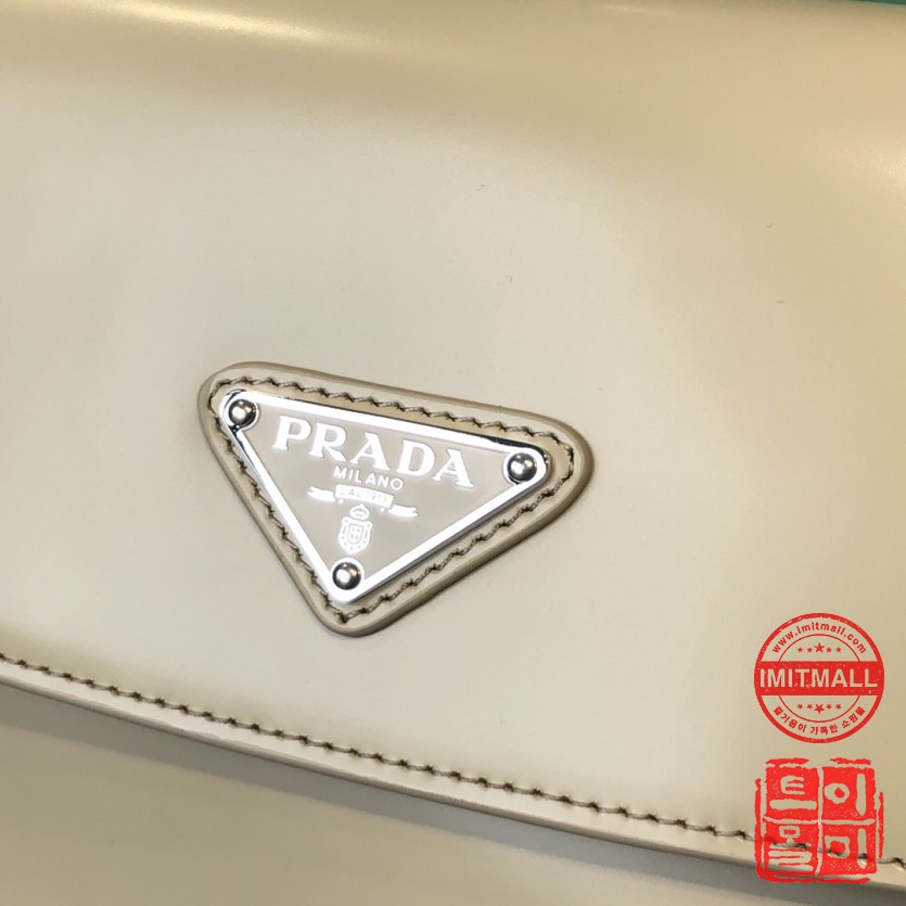 prada_xxxxx_big_00005.jpg