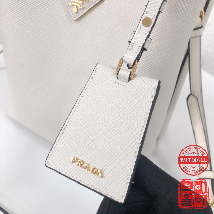 prada_xxxxx_big_00008.jpg