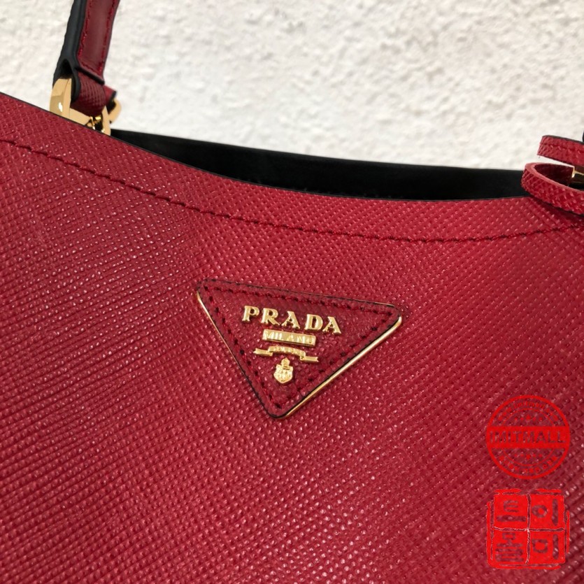 prada_xxxxx_big_00005.jpg