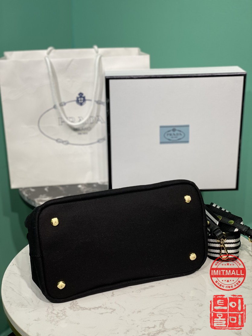 prada_xxxxx_big_00004.jpg
