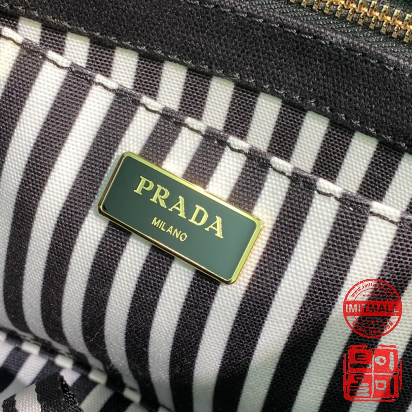 prada_xxxxx_big_00011.jpg