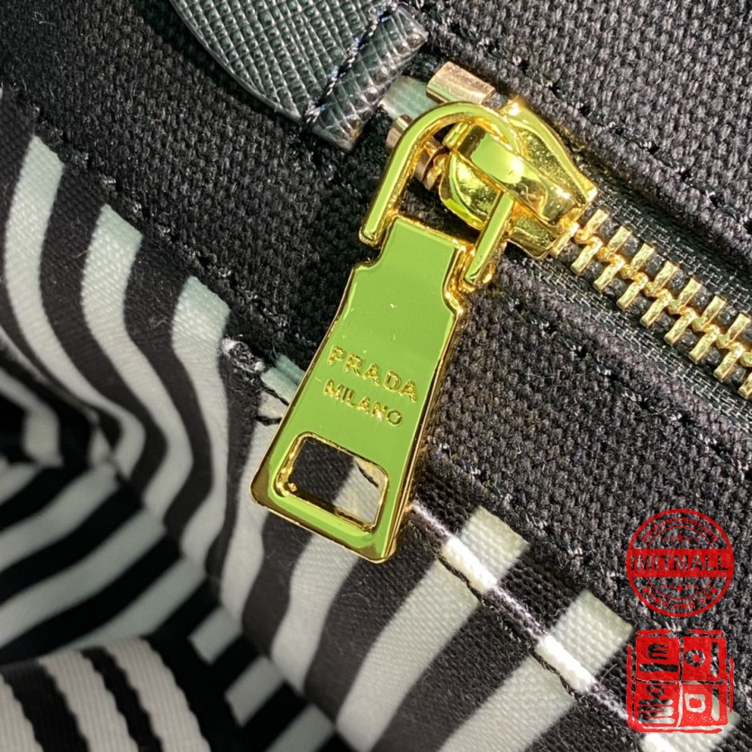 prada_xxxxx_big_00012.jpg