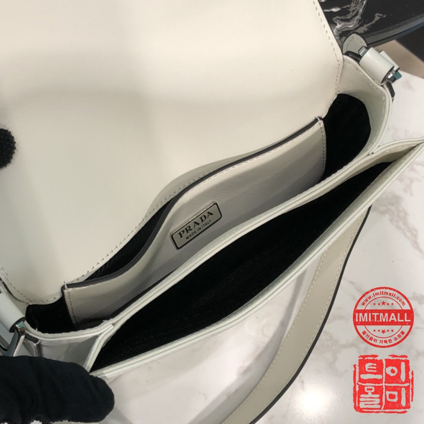 prada_xxxxx_big_00008.jpg