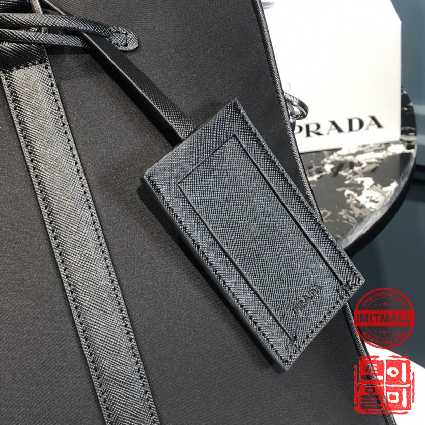 prada_xxxxx_big_00005.jpg