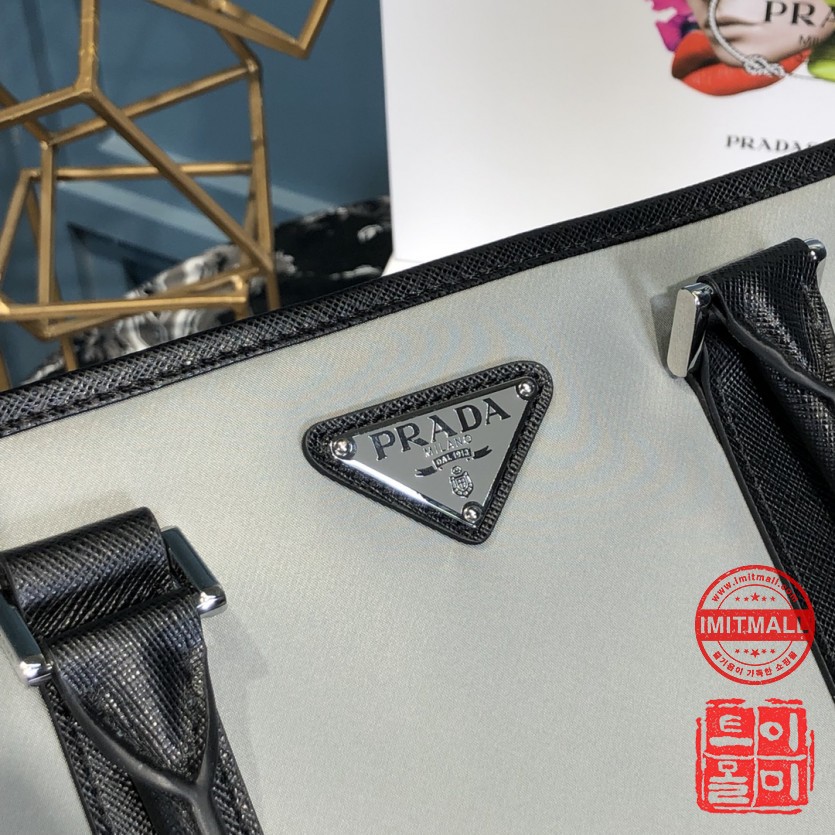 prada_xxxxx_big_00005.jpg