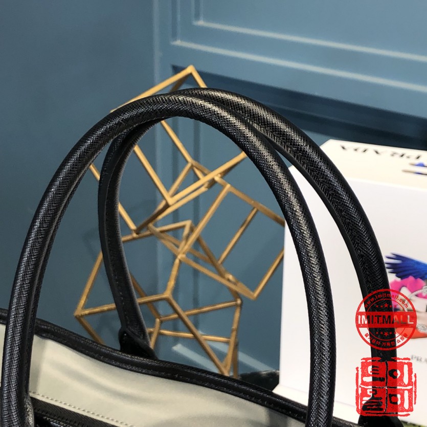 prada_xxxxx_big_00006.jpg