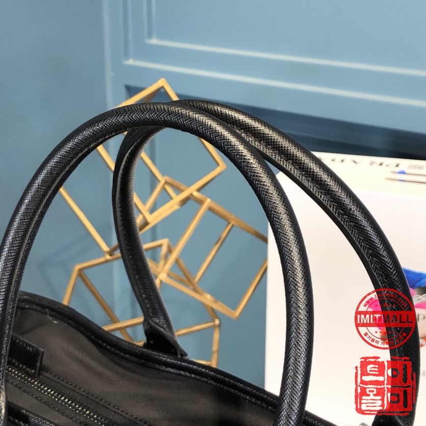 prada_xxxxx_big_00007.jpg