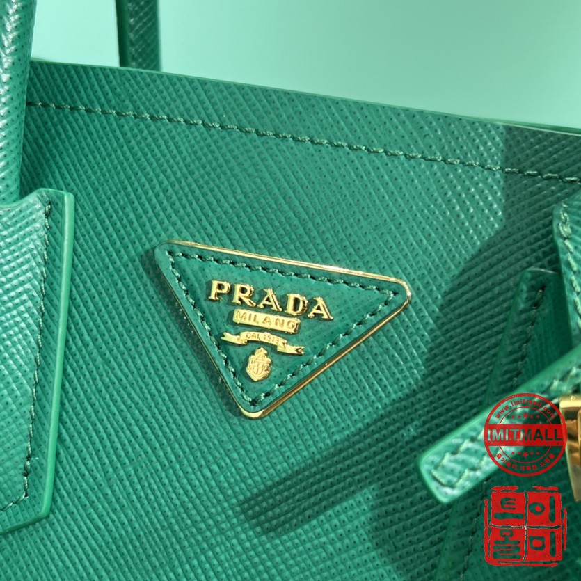 prada_xxxxx_big_00005.jpg