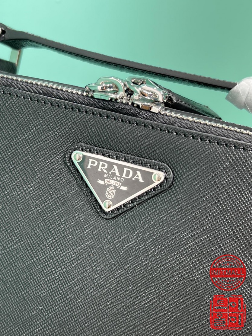 prada_xxxxx_big_00005.jpg