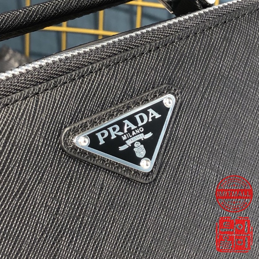 prada_xxxxx_big_00005.jpg