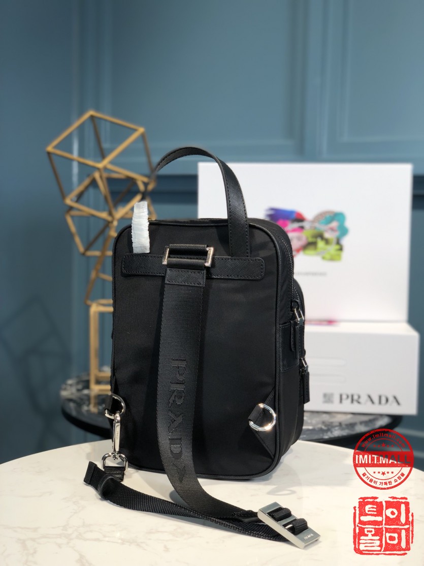 prada_xxxxx_big_00002.jpg