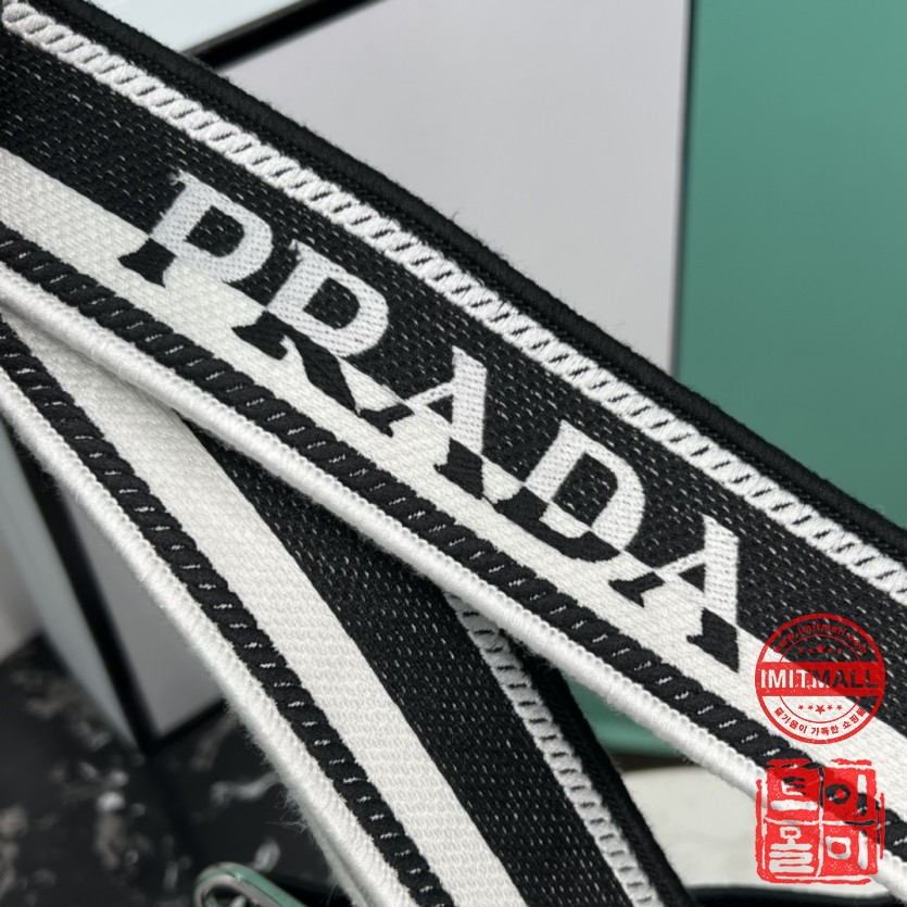 prada_xxxxx_big_00005.jpg