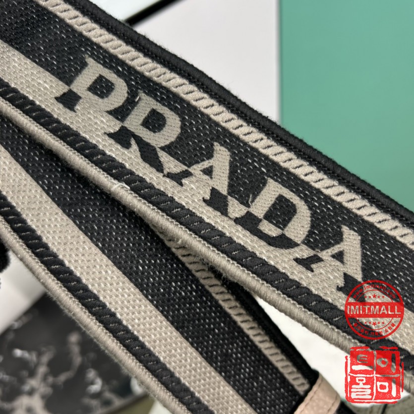 prada_xxxxx_big_00005.jpg