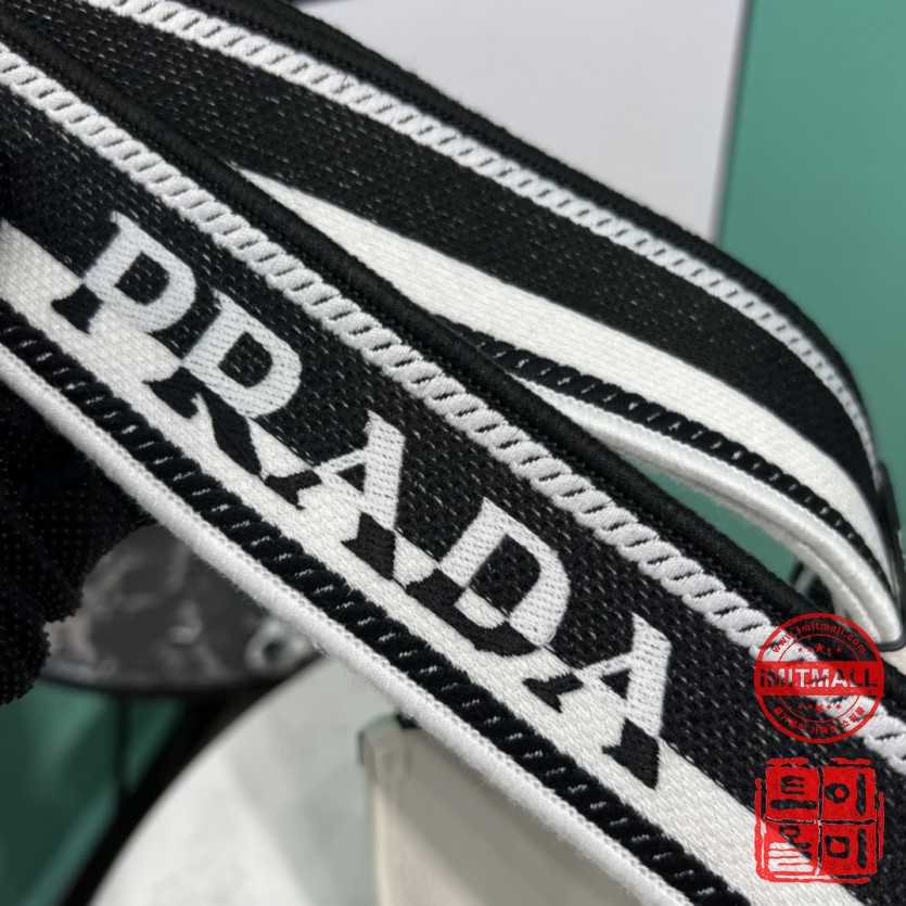 prada_xxxxx_big_00005.jpg