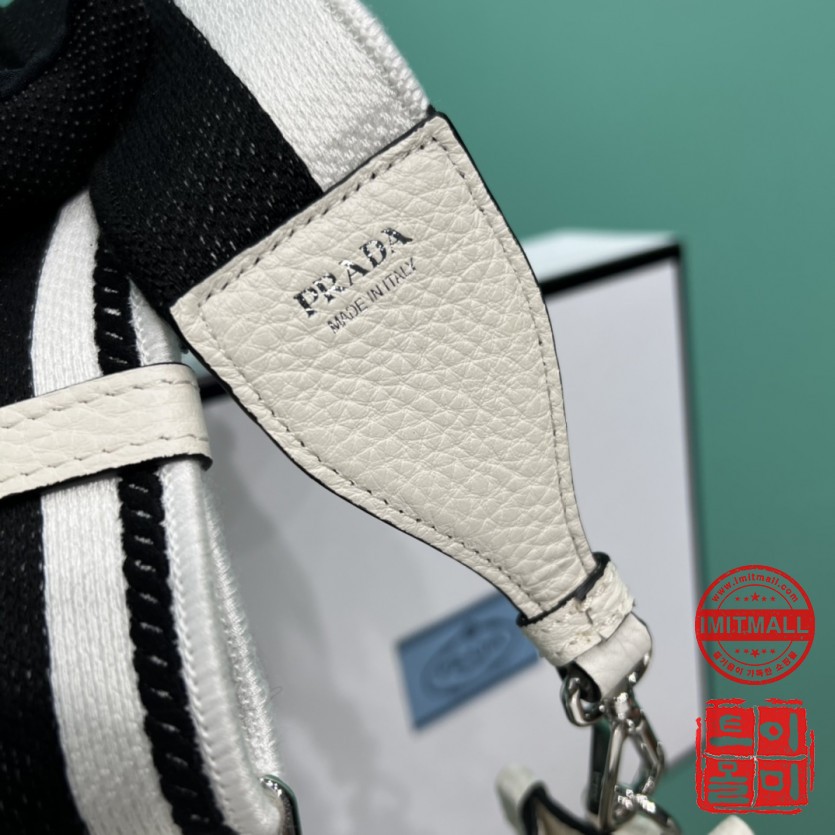 prada_xxxxx_big_00006.jpg