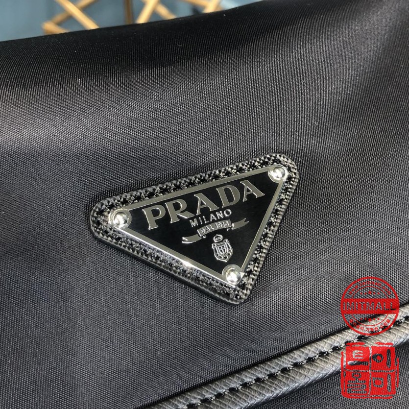 prada_xxxxx_big_00005.jpg