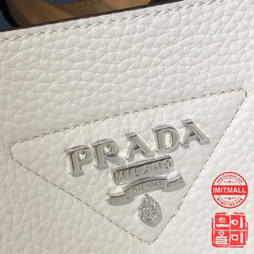 prada_xxxxx_big_00005.jpg