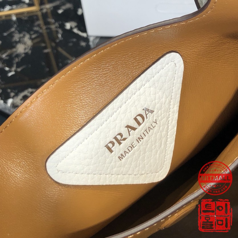 prada_xxxxx_big_00007.jpg