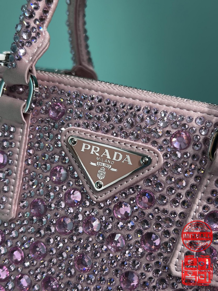 prada_xxxxx_big_00007.jpg