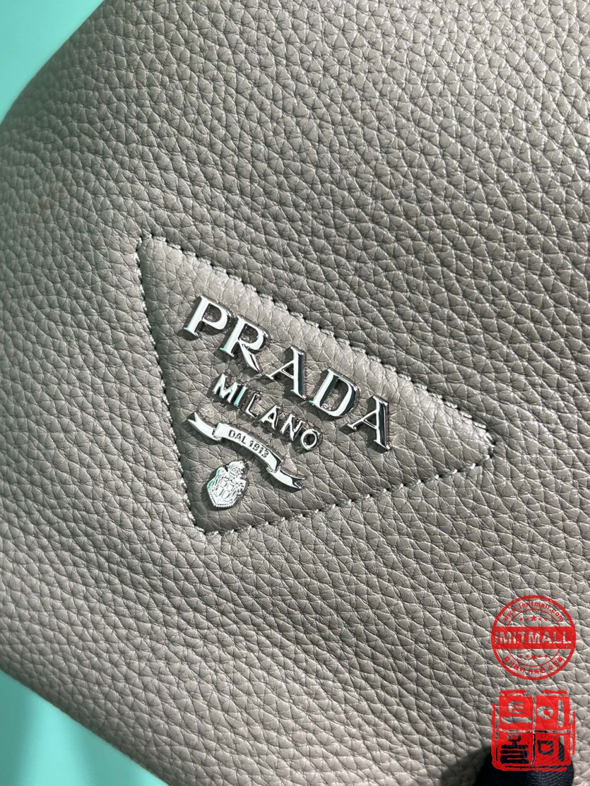 prada_xxxxx_big_00005.jpg