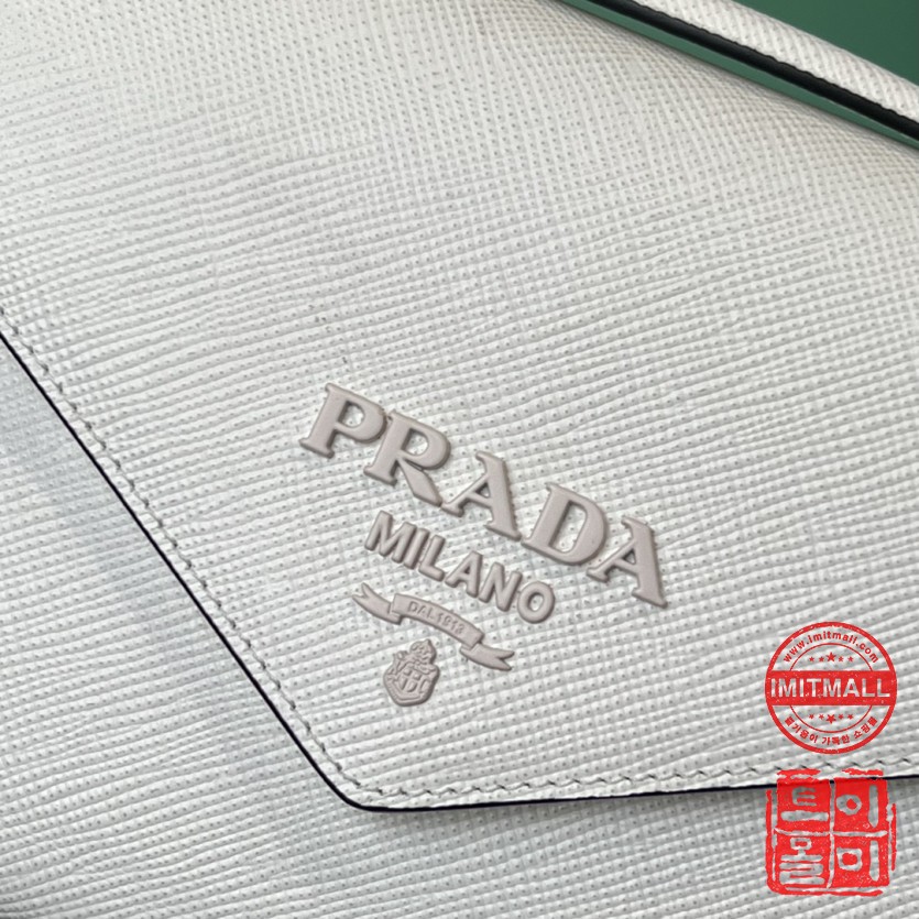 prada_xxxxx_big_00005.jpg