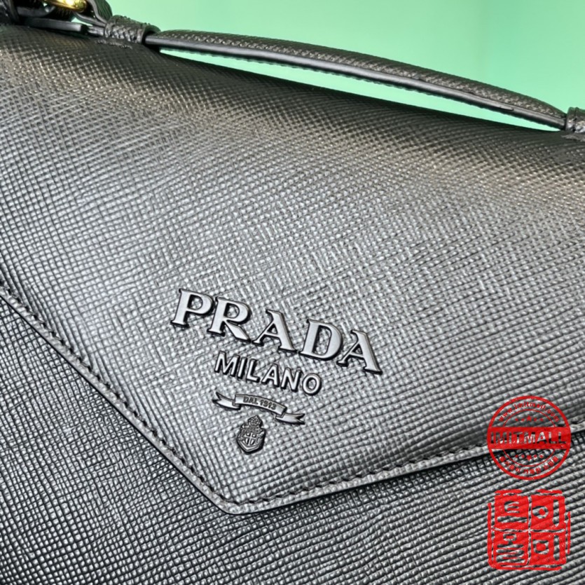 prada_xxxxx_big_00004.jpg