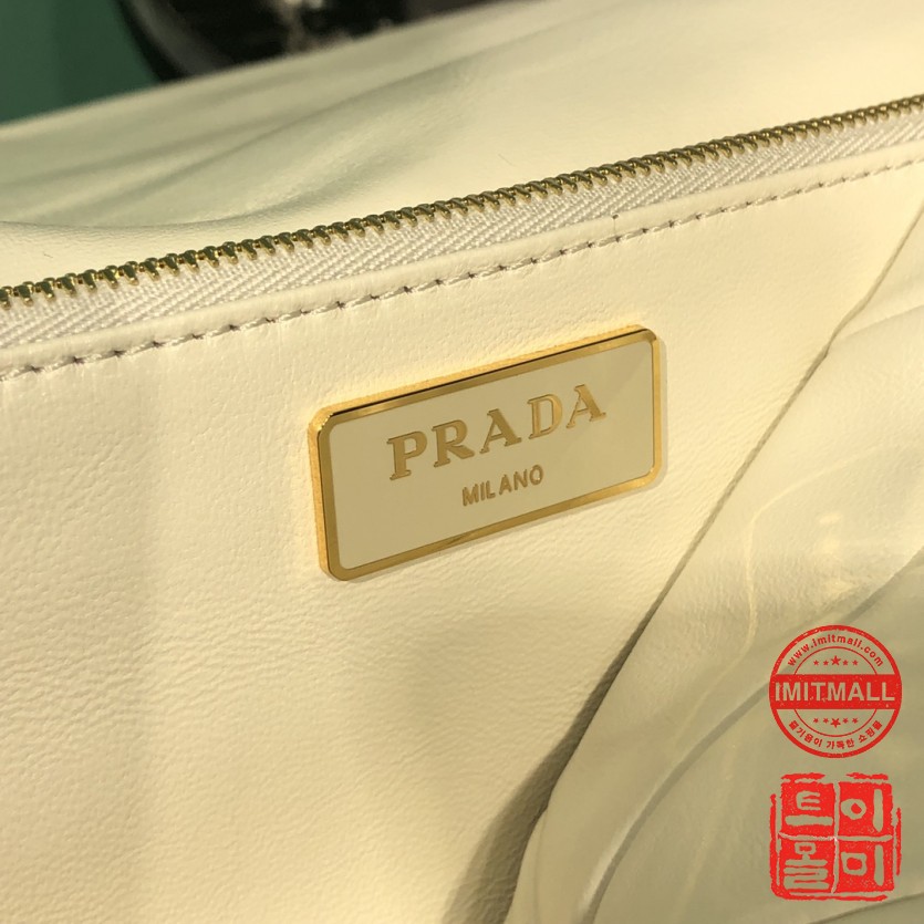 prada_xxxxx_big_00007.jpg