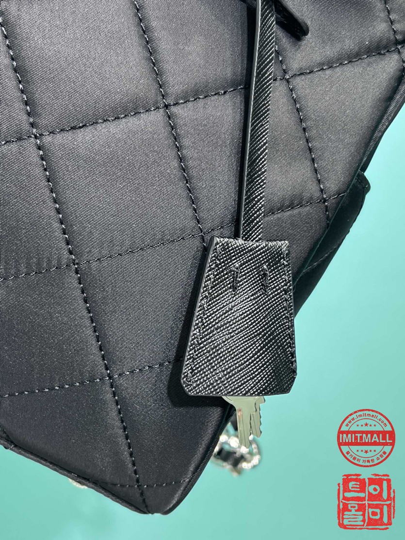 prada_xxxxx_big_00012.jpg