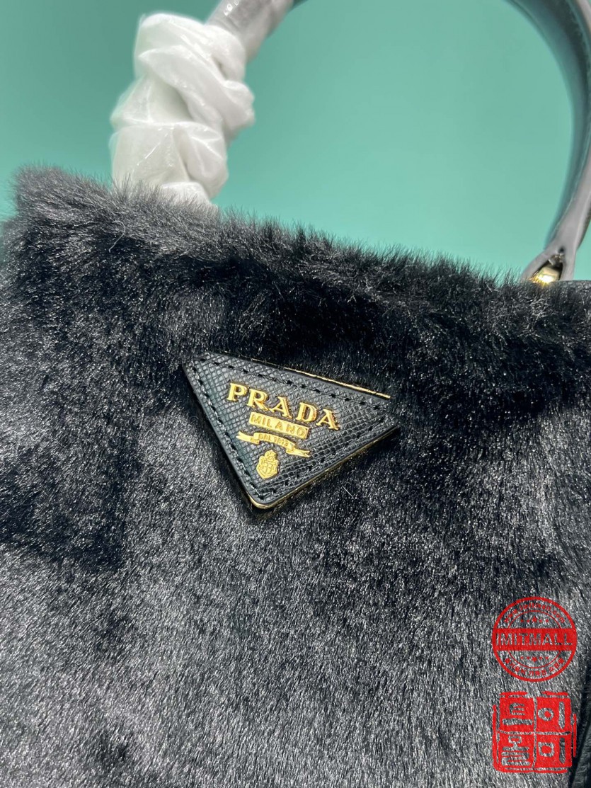 prada_xxxxx_big_00005.jpg