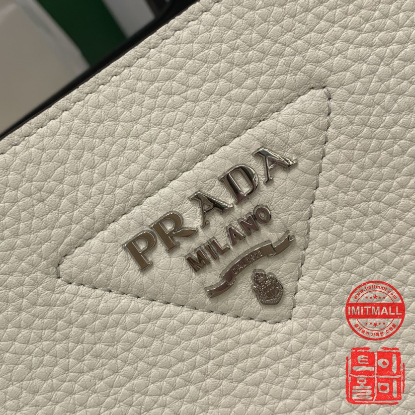 prada_xxxxx_big_00011.jpg