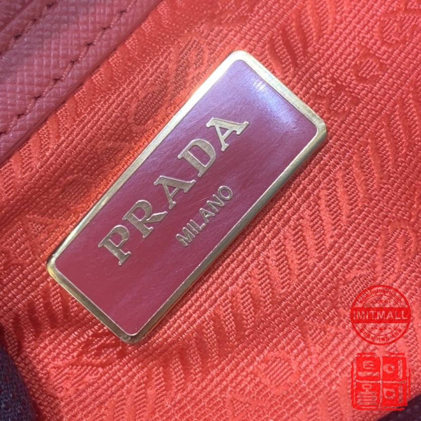 prada_xxxxx_big_00005.jpg