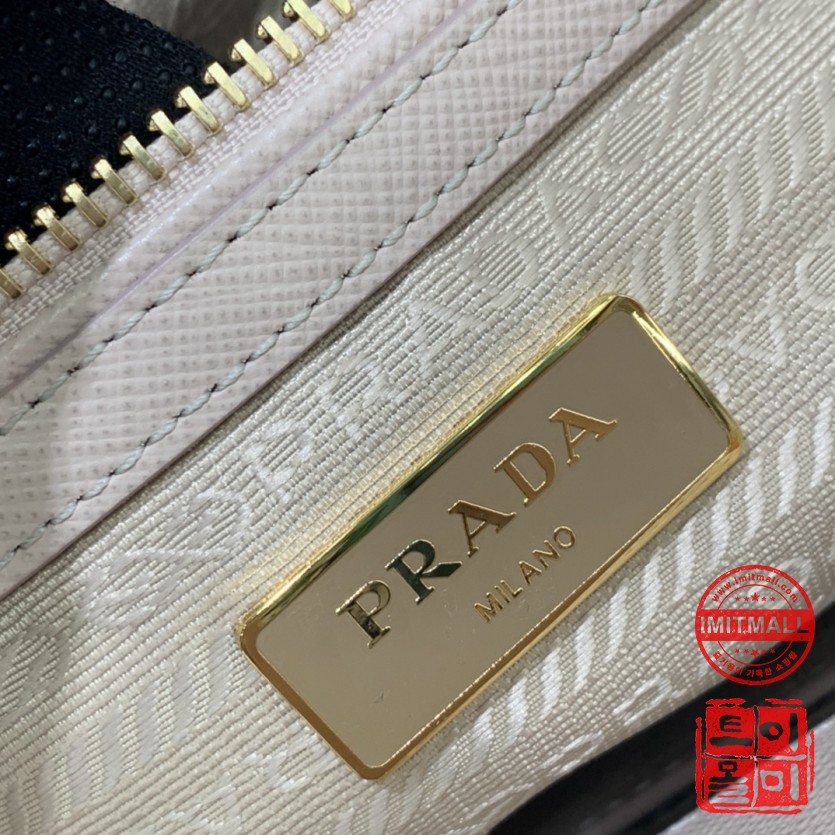 prada_xxxxx_big_00004.jpg