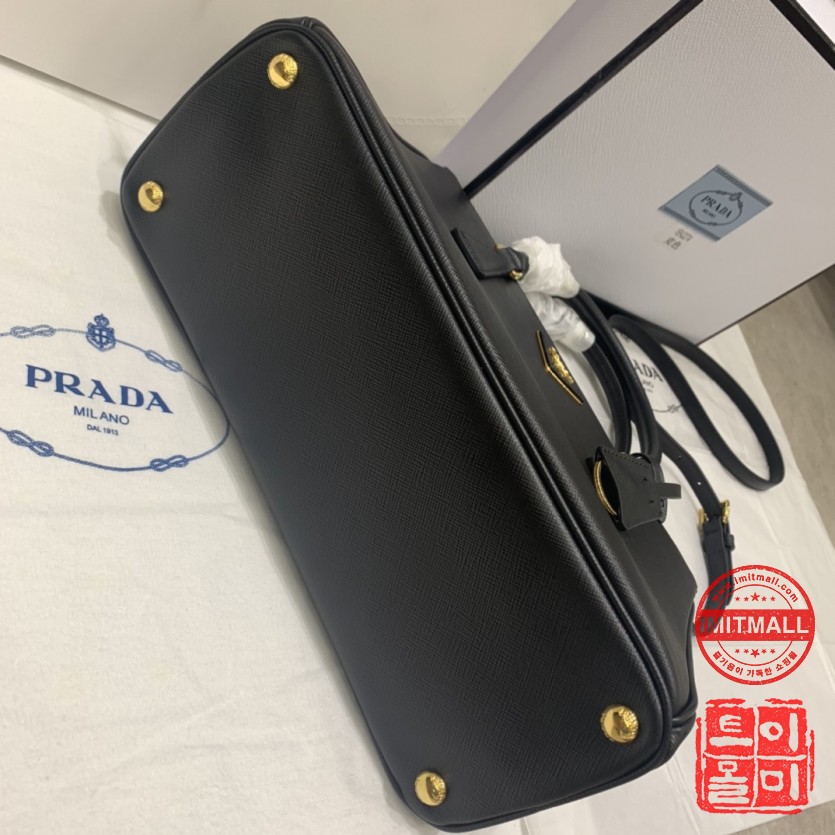 prada_xxxxx_big_00004.jpg