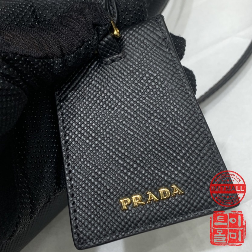 prada_xxxxx_big_00004.jpg