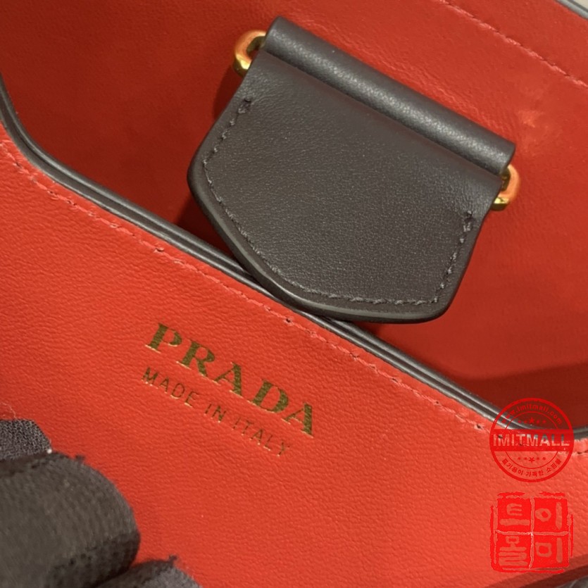 prada_xxxxx_big_00008.jpg