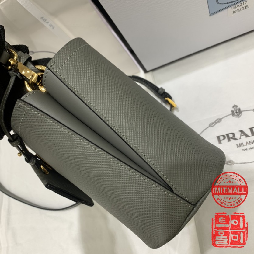 prada_xxxxx_big_00009.jpg