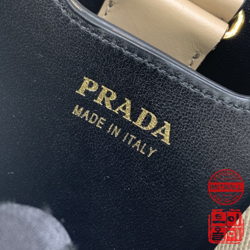 prada_xxxxx_big_00005.jpg