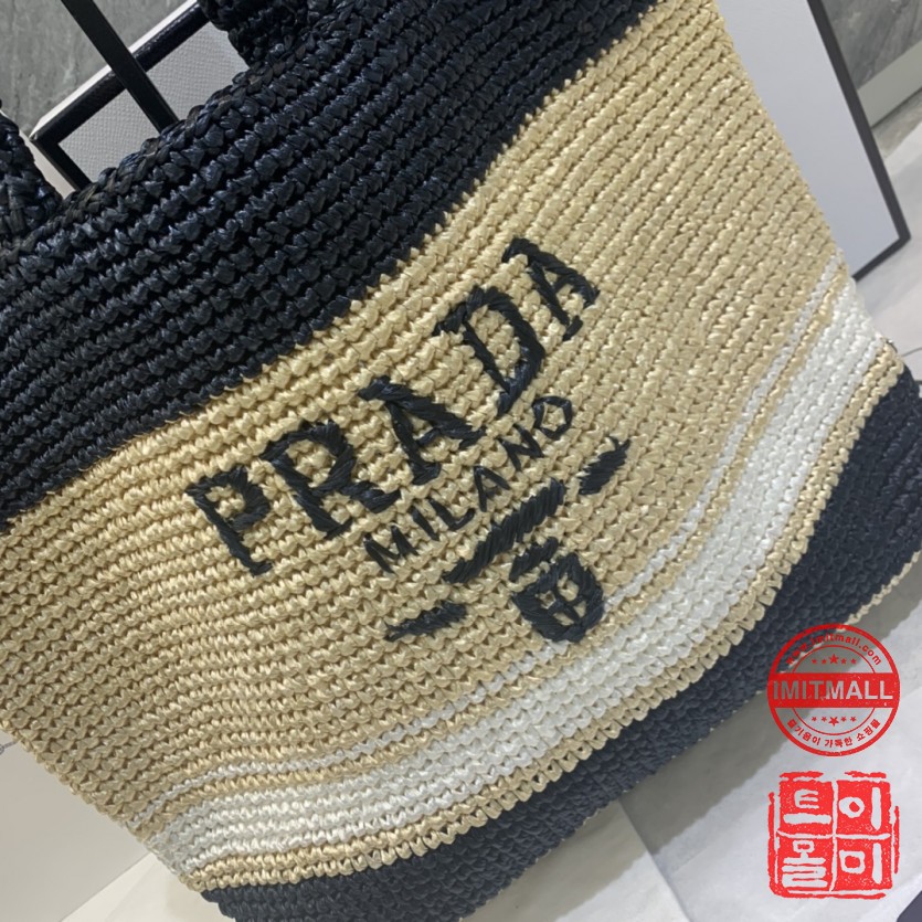 prada_xxxxx_big_00002.jpg