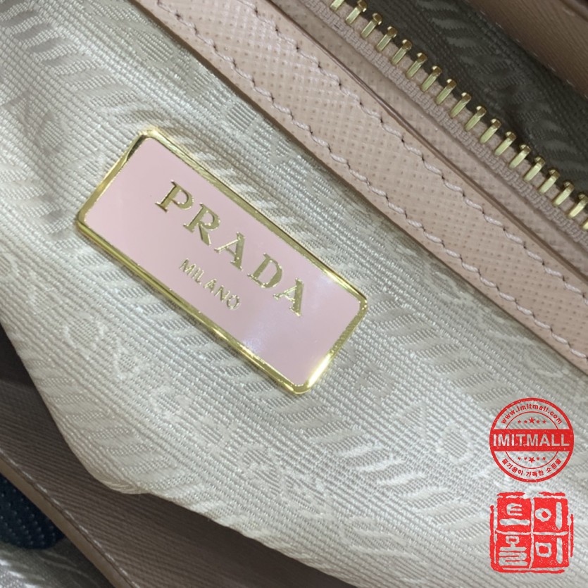 prada_xxxxx_big_00005.jpg