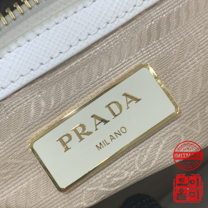 prada_xxxxx_big_00008.jpg